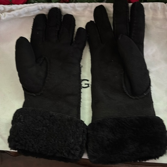 Ugg black sheepskin gloves women’s size Medium comes with dust bag - Picture 3 of 4